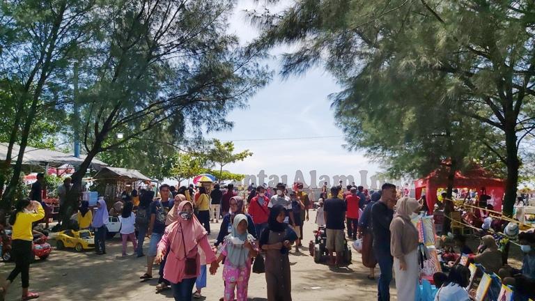 Libur Lebaran Pantai Alam Indah Tegal Ramai, Pengunjung Membeludak
