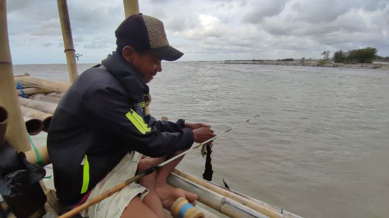 Masrohan Mancing di Pesisir Semarang, Bukannya Dapat Ikan, Malah Dapat Popok Bayi dan Plastik