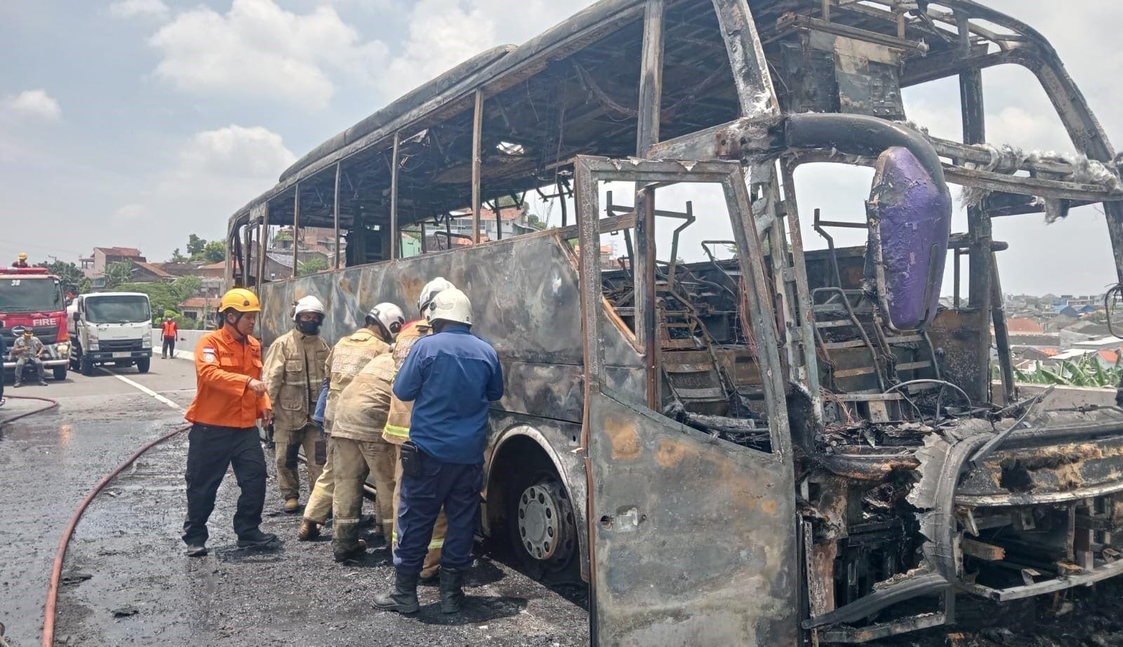 3453tv-TINGGAL-KERANGKA-Bus-PO-Haryanto-meledak-dan-ludes-terbakar.jpg