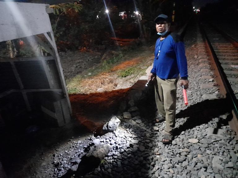 Sudah Diingatkan Penjaga Palang, Benny yang Jalan Kaki di Rel KA Bugenlor Semarang Tersambar Kereta