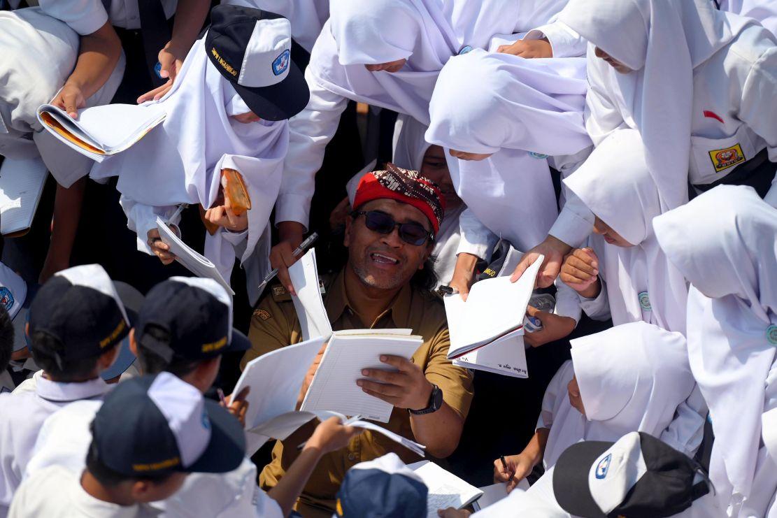 AKRAB-DENGAN-SISWA-Agus-Setyawan-Agus-Gondrong-bupati-mengajar-lldg.jpg