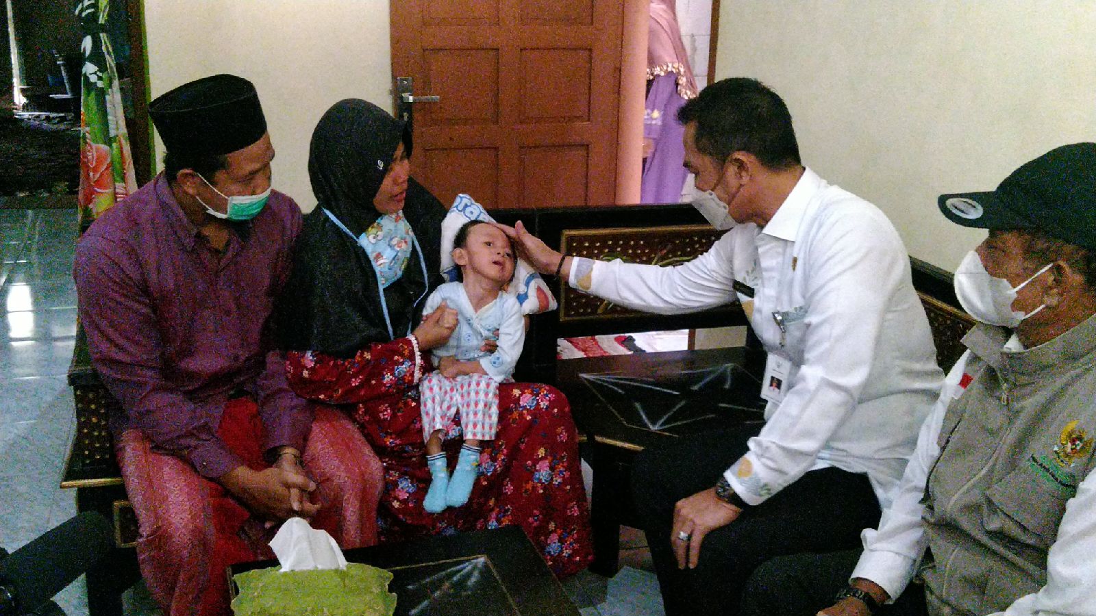 Jenguk Balita Penderita Hidrosefalus, Bupati Kudus Serahkan Bantuan Secara Langsung