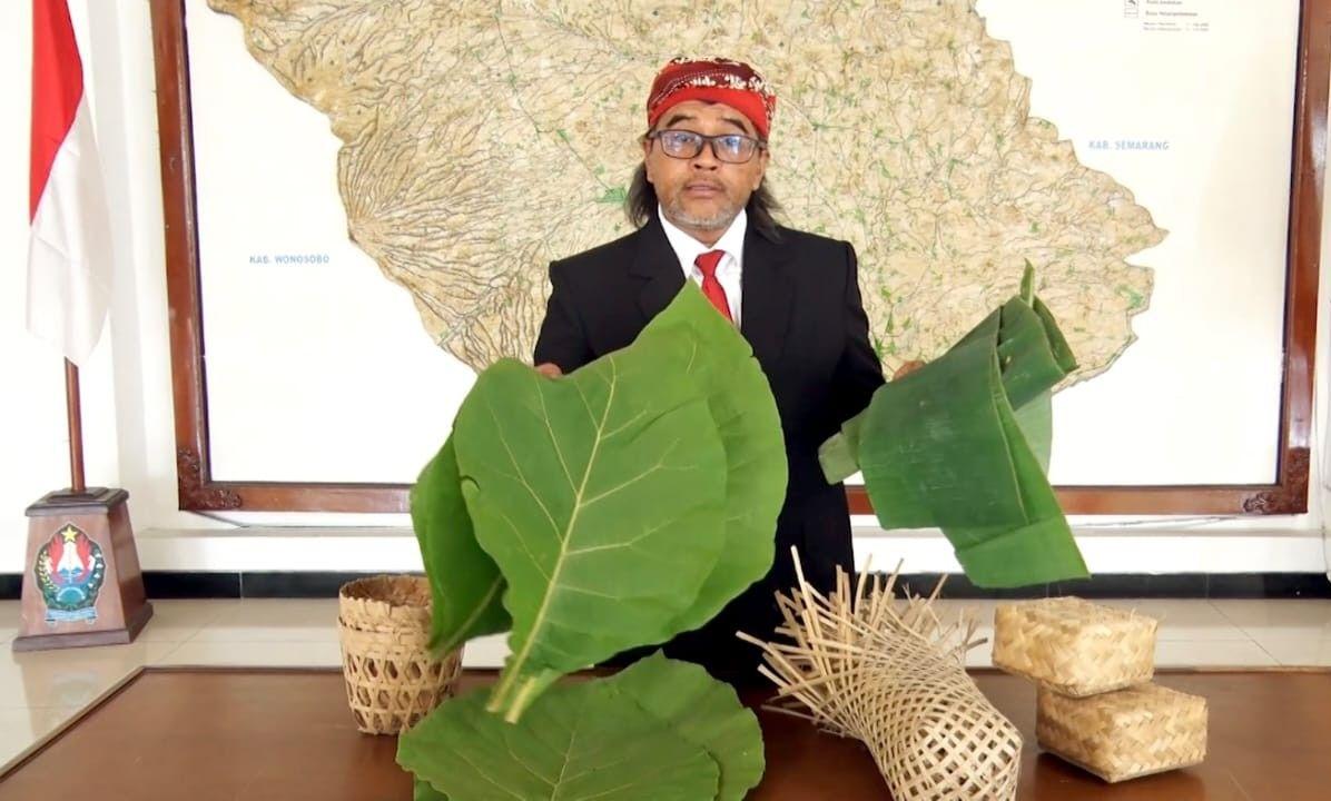 BEBAS-PLASTIK-Bupati-Temanggung-Agus-Gondrong-menunjukkan-daun-jati.jpg