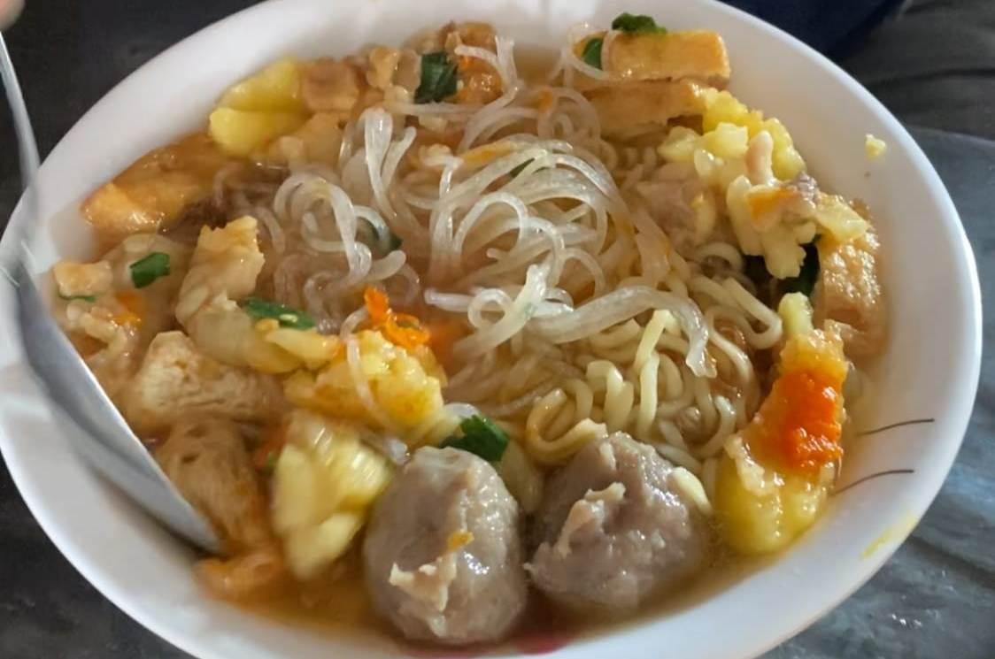 Bakso-gajeh-sapi-salah-satu-menu-andalan-Waroeng-Kolesterol-Toean-Moeda.jpg
