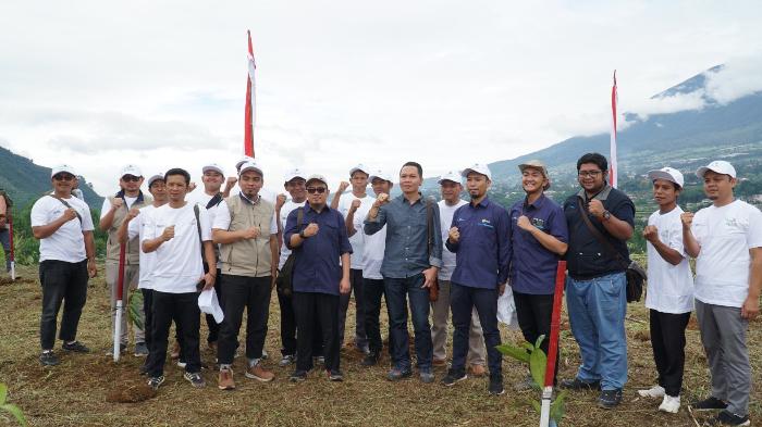 Bangun-Jiwa-Sosial-Pegawai-PLN-UIP-JBT-Terjun-Jadi-Volunteer-Tanam-Pohonfd222.jpg