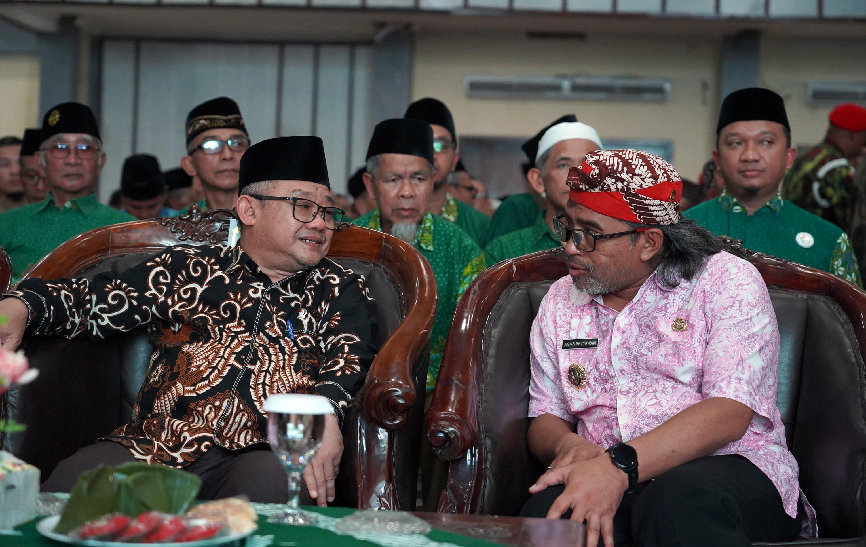 Bupati-Temanggung-Agus-Setyawan-kanan-berbincang-dengan-Mendikdasmen-Abdul-Muti.jpg