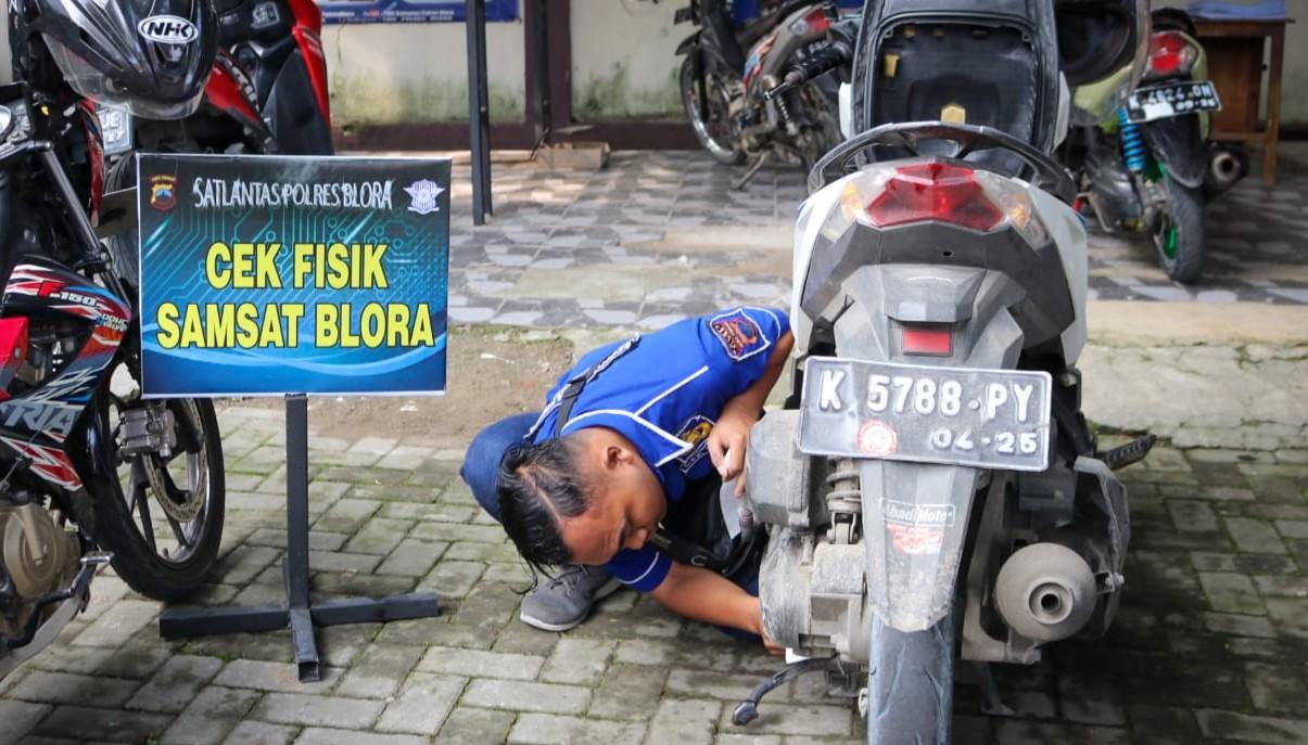 CEK-FISIK-KENDARAAN-Petugas-Samsat-Blora-cek-fisik-kendaraan-pajak-kendaraan.jpg