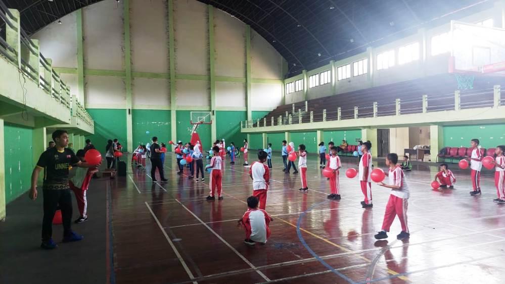 Coaching-clinic-bulu-tangkis-PBSI-Kudus-kepada-siswa-sekolah-dasar-di.jpg