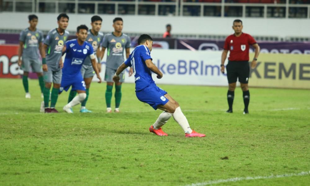 Eksekusi-penalti-pemain-PSIS-Semarang-Vitinho-gagal.jpg