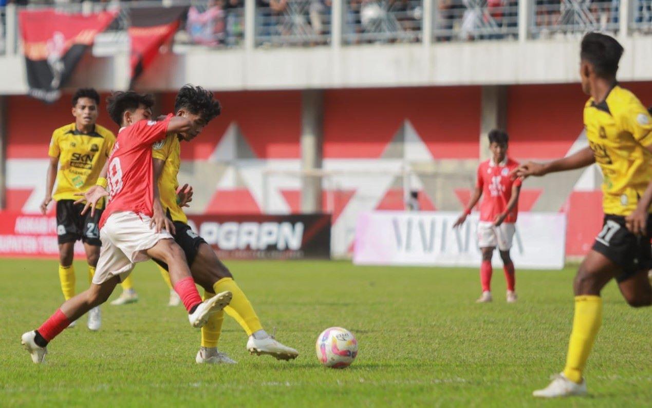 GAGAL-LOLOS-Pemain-Persitema-Temanggung-kaus-merah-berupaya-34545.jpg