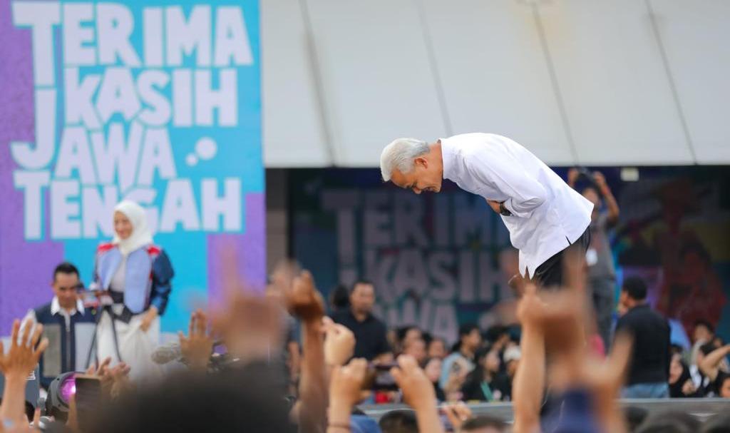 Ganjar-Pranowo-membungkuk-memberi-hormat-kepada-masyarakat.jpg