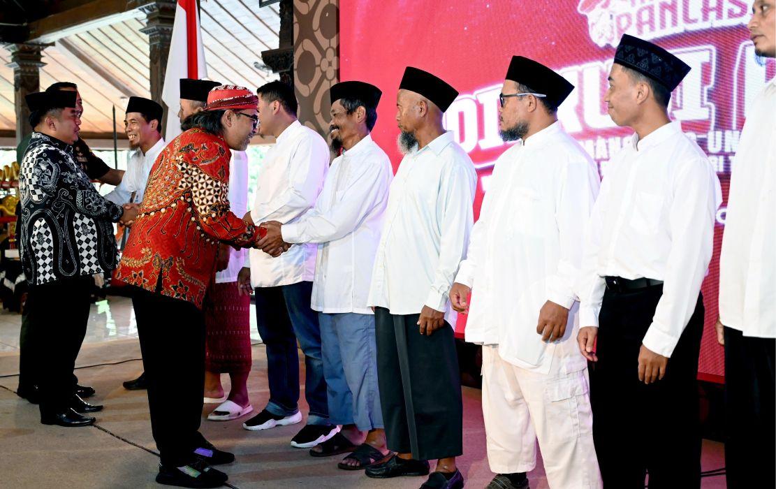IKRAR-SETIA-NKRI-Bupati-Temanggung-Agus-Gondrong-menyalami-eks-napiter.jpg