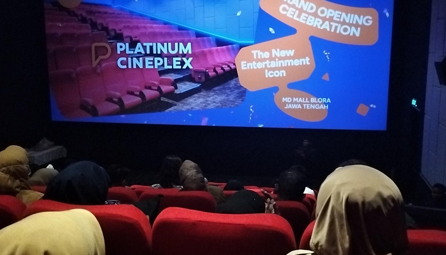 Ilustrasi-pengunjung-sedang-menonton-di-Bioskop-Platinum-Cineplex-Blora.jpg