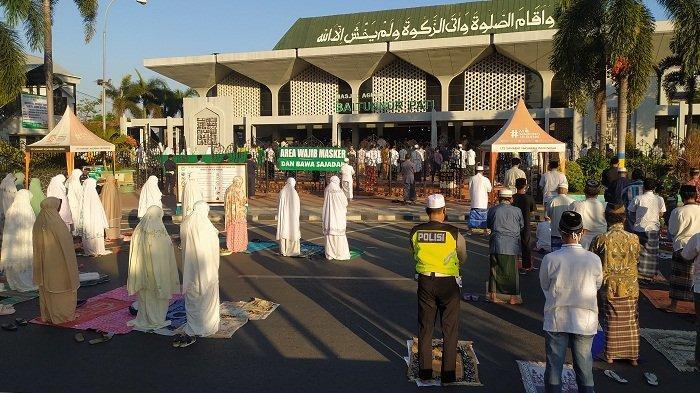 Ilustrasi-warga-mengikuti-salat-berjamaah-di-Masjid-Agung-Baitunnur-Pati.jpg
