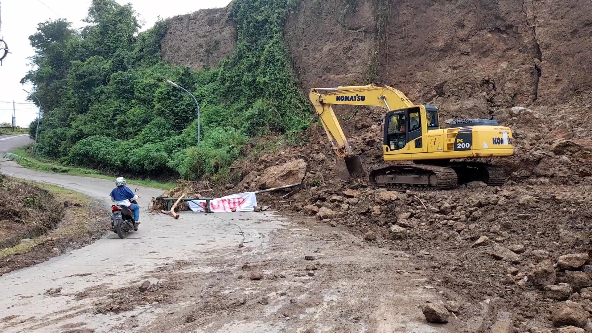 Jalan Untung Suropati Sudah Bisa Dilalui Kendaraan, Sebelumnya Tertimbun Tanah Longsor