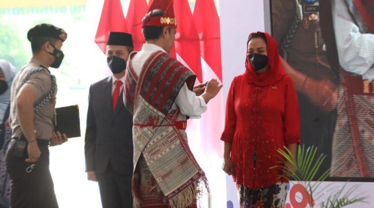 Andil  Mengembangkan Keluarga Berencana, Presiden Jokowi Sematkan Tanda Kehormatan pada Tia Hendi
