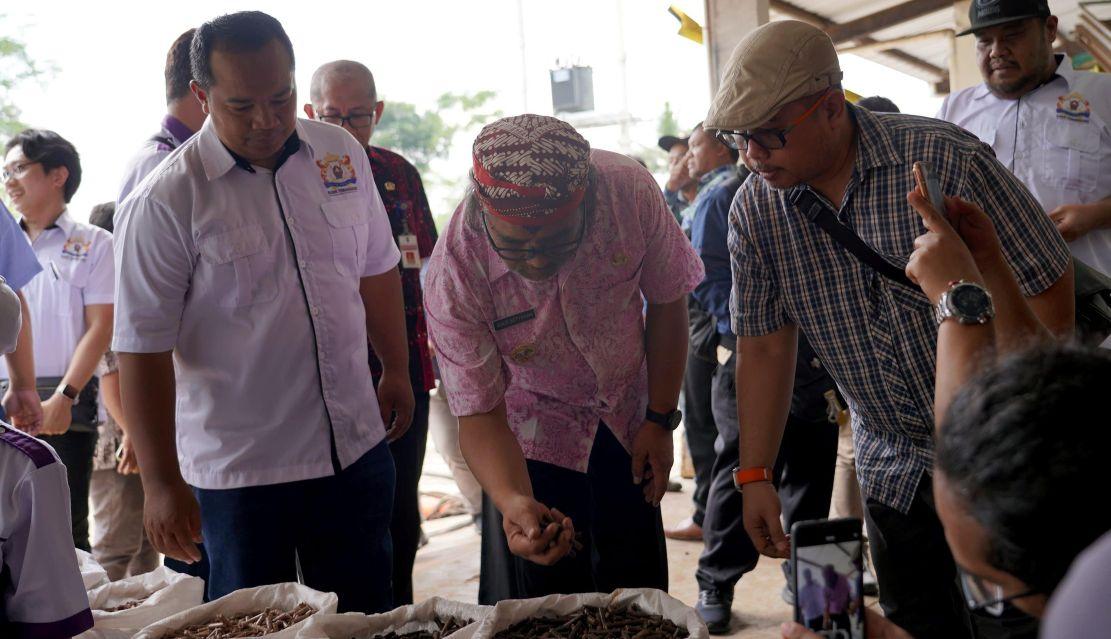 KOMODITI-EKSPOR-Bupati-Temanggung-Agus-Gondrong-melihat-wood-pellet.jpg
