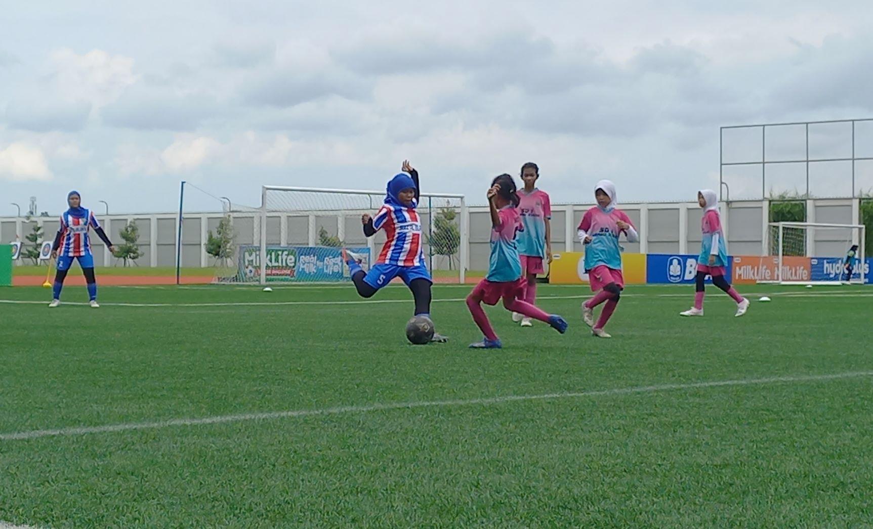 KOMPETISI-SEPAK-BOLA-PUTRI-MilkLife-Soccer-Challenge-Kudus-2025.jpg