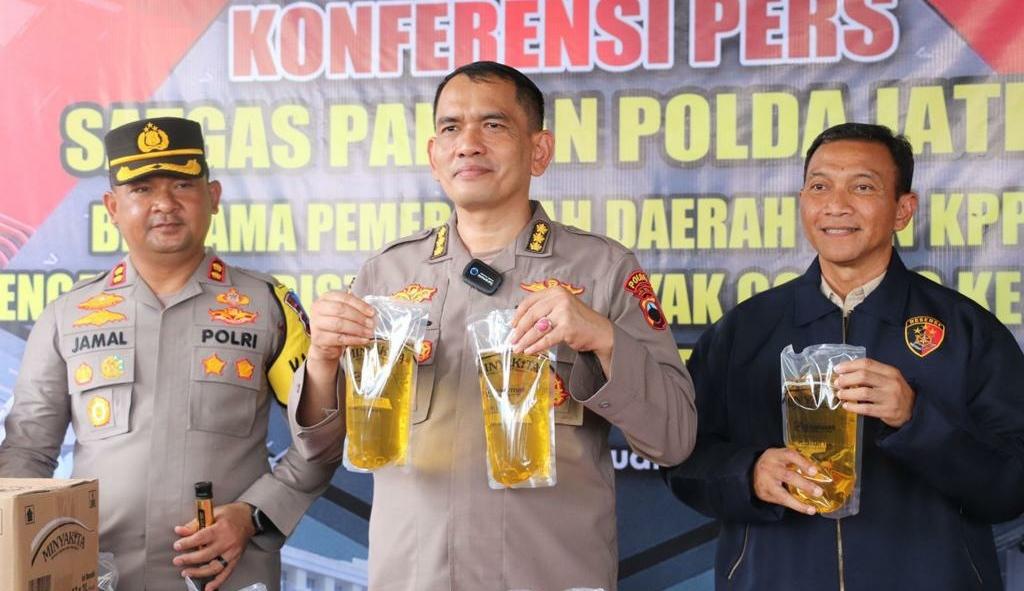 Kabid-Humas-Polda-Jateng-Kombes-Iqbal-Alqudusy-tengah-sampel-minyak-goreng-subsidi-Minyakita.jpg