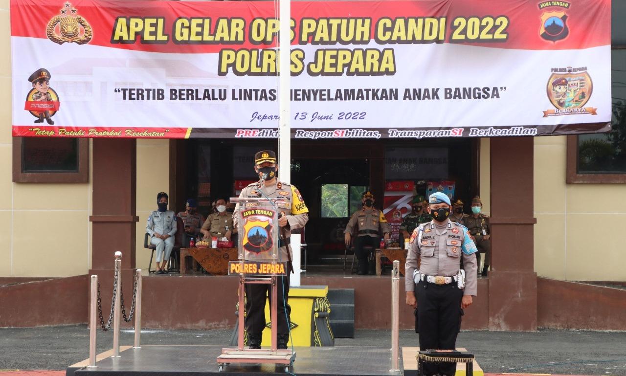 Kapolres-Jepara-AKBP-Warsono-saat-memimpil-Apel-Operasi-Patuh-Candi-2022.jpg