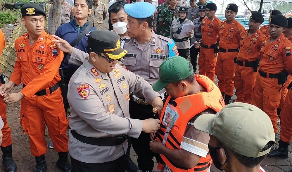 Gelar Ikan Selayar di Waduk Logung, Polres Kudus Bagikan 25 Baju Pelampung untuk Pelaku Wisata