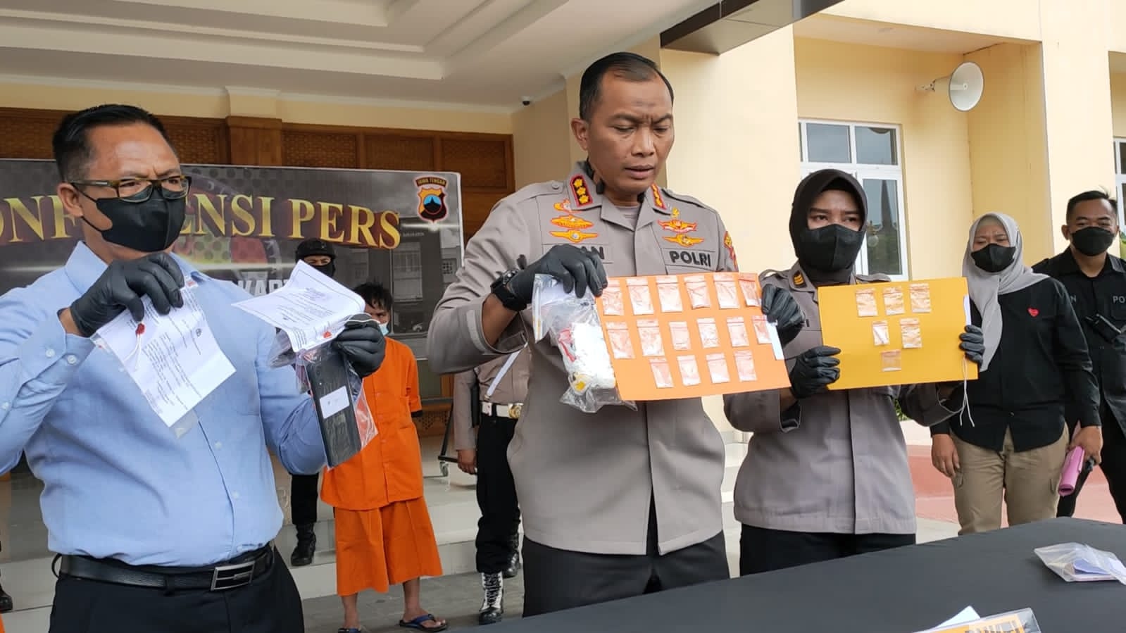 Kapolresta-Solo-Kombes-Pol-Iwan-Saktiadi-menunjukkan-barang-bukti-berupa-paket-sabu.jpg