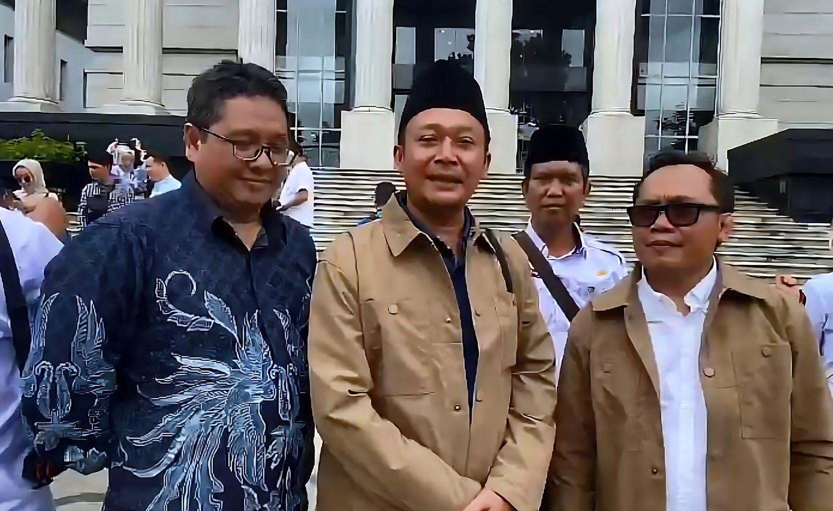 Ketua-KPU-Provinsi-Jateng-Handi-Tri-Ujiono-dan-jajaran-KPU-Provinsi.jpg