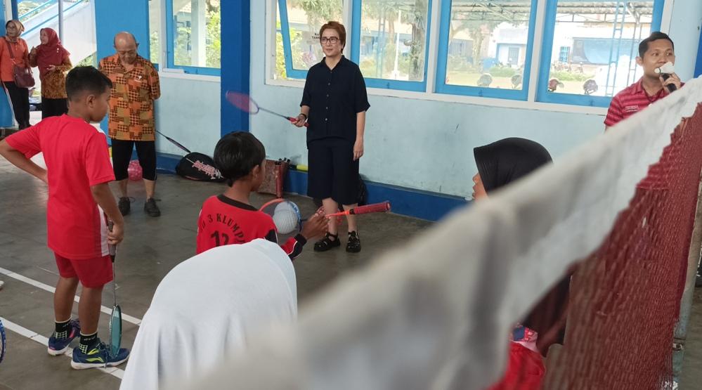 Ketua-PBSI-Kudus-Yuni-Kartika-saat-coaching-clinic-bulu-tangkis.jpg