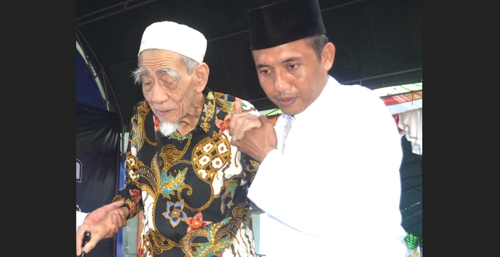 Ketua-PP-GP-Ansor-M-Luthfi-Thomafi-bersama-KH-Maimoen-Zubair-gus-lthfi-mbah-moen.jpg