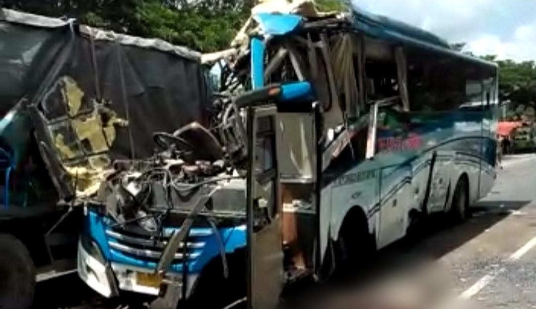 Kondisi-bus-penumpang-widji-lestari-kecelakaan-di-Pantura-Rembang.jpg
