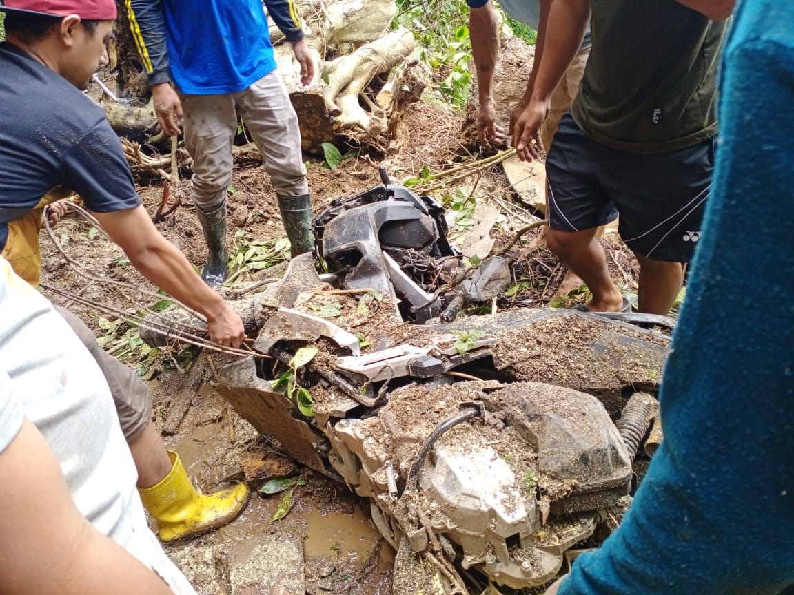 BREAKING NEWS: Tebing Setinggi 25 Meter di Kudus Longsor dan Timbun Dua Warga