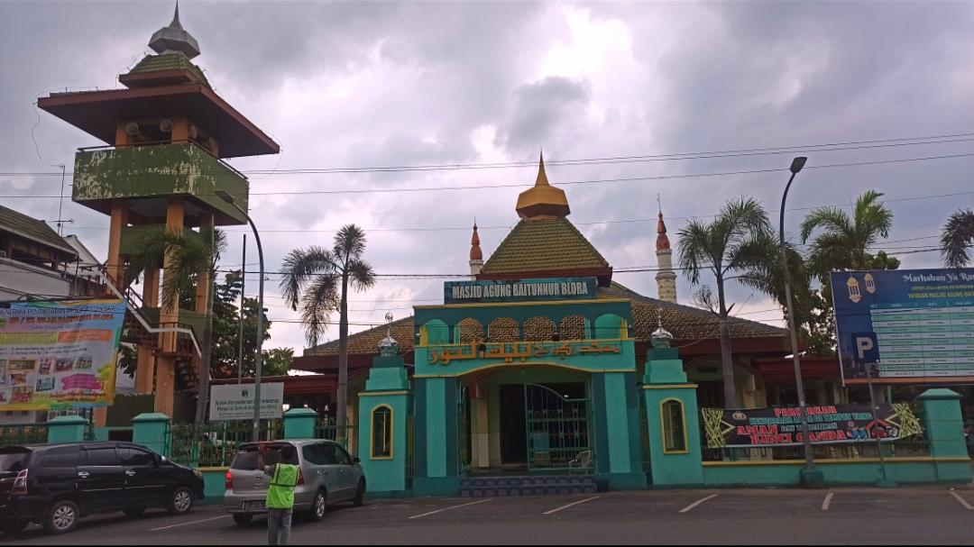 Masjid-Agung-Baitunnur-Blora-yang-berada-di-komplek-Alun-alun-Blora-2.jpg