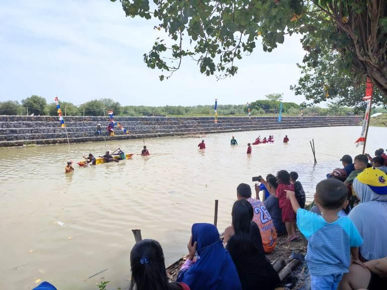Nelayan Mangkang Semarang Rayakan Kemerdekaan, Bikin Lomba Tarik Tambang Perahu dan Tangkap Bebek