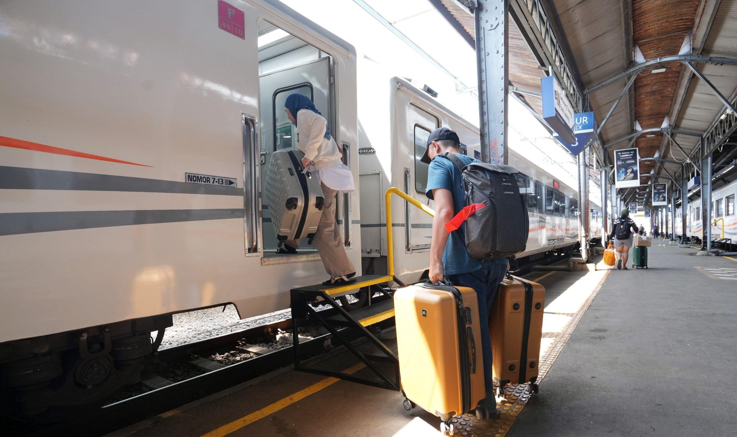 PEMUDIK-NAIK-KERETA-Pemudik-bersiap-naik-gerbong-kereta-api-wer34t4wbg-bs.jpg