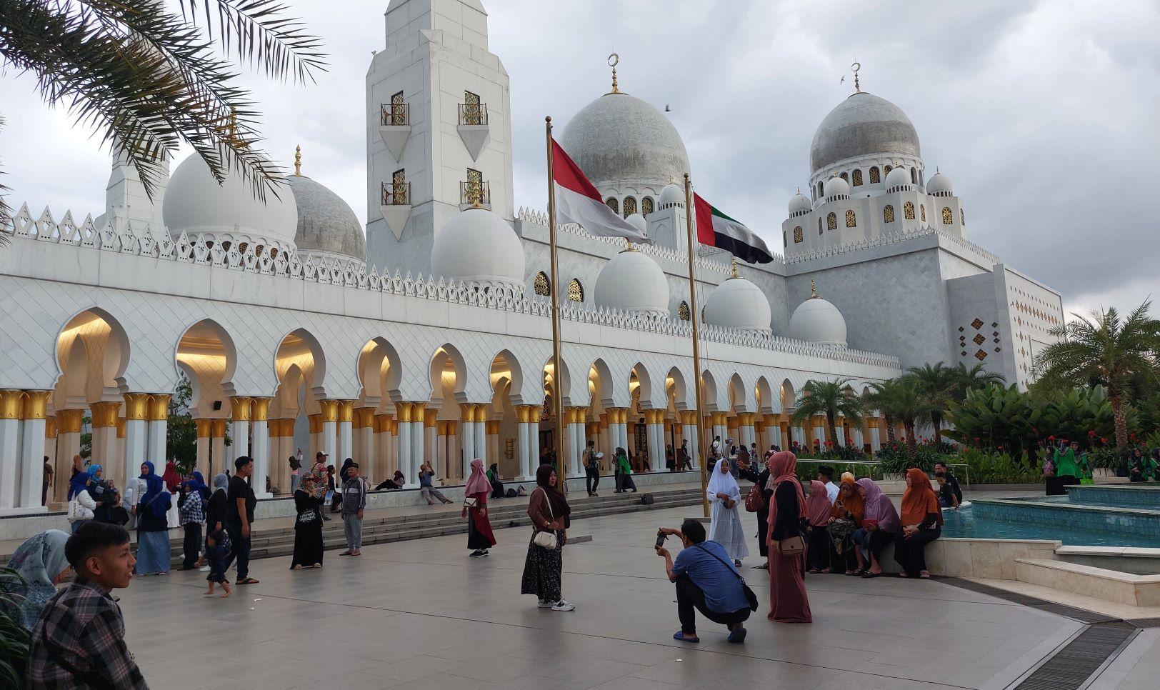 PENGUNJUNG-MASJID-Masjid-Raya-Sheikh-Zayed-Solo-beraktivitas.jpg