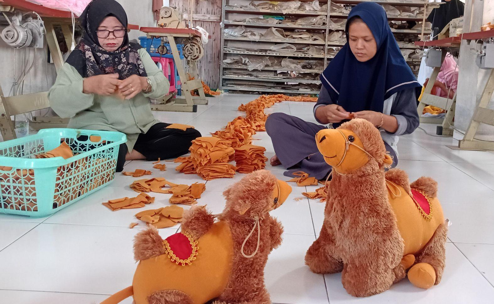 PRODUKSI-BONEKA-UNTA-Karyawan-Barokah-Toys-Kudus-sedang.jpg