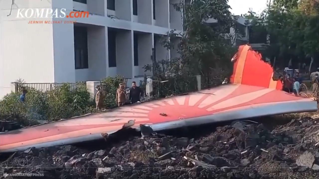 PUING-PESAWAT-Puing-pesawat-Air-India-jatuh-berserak-Kamis-1262025.jpg