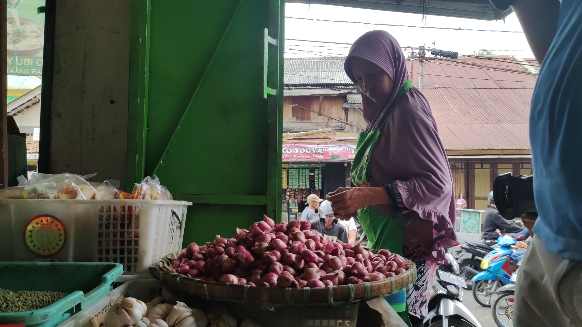 Jelang Nataru, Ini Bahan Makanan Buruan Warga Salatiga, Ada Kerupuk dan Emping