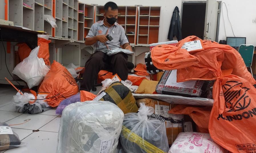 Pegawai-Kantor-Pos-Kudus-tengah-menyortir-paket-yang-diterima-Rabu-2042022.jpg