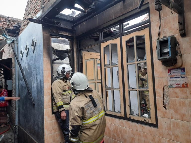 Rumah Warga di Kampung Sekayu Kota Semarang Terbakar, Petugas Berjibaku di Jalan yang Sempit