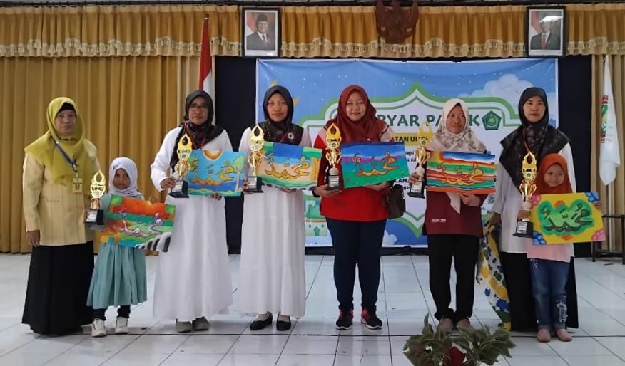 Pemenang-lomba-gebyar-PAI-se-Kecamatan-Ungaran-Barat-berpose-dengan-piala.jpg