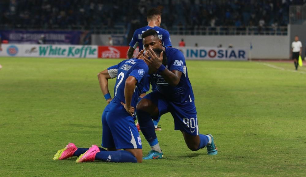 Penyerang-PSIS-Semarang-Carlos-Fortes-mencium-rekan-setimnya-Vitinho.jpg