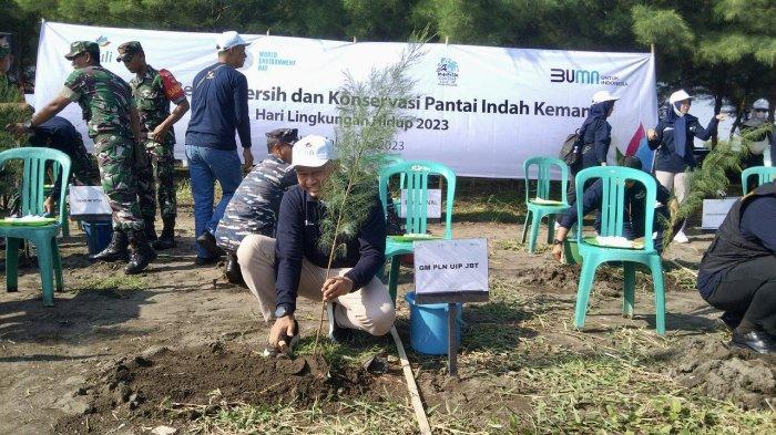 Peringati-Hari-Lingkungan-Hidup-2023-PLN-UIP-JBT-Salurkan-bantuan-10000-Pohonfds2d3dd2s.jpg