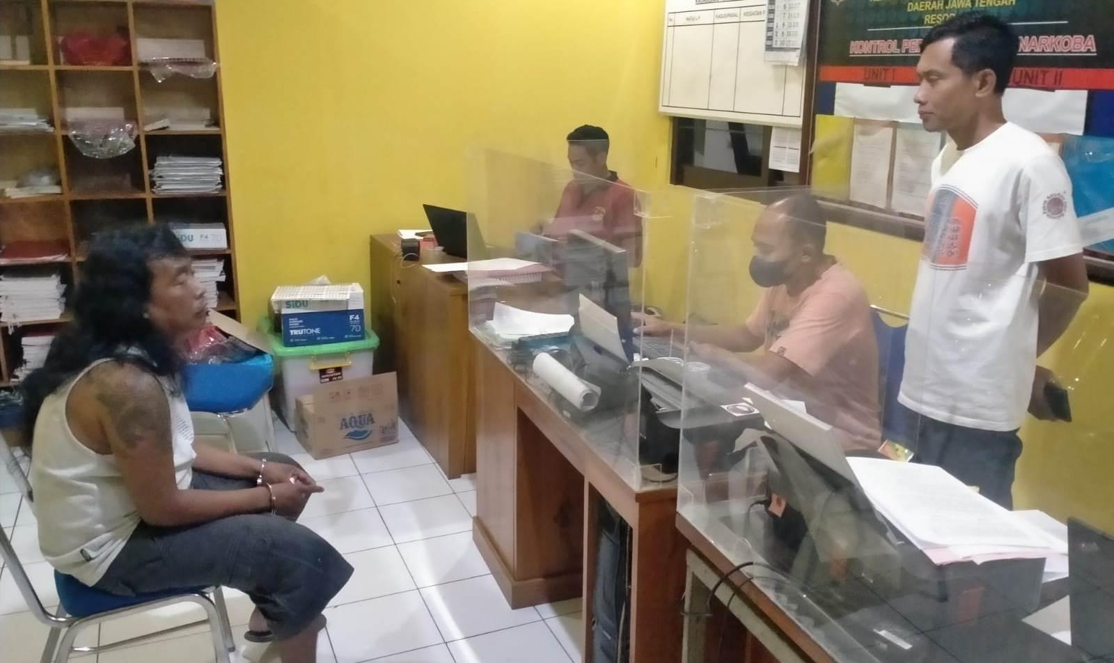 Pria Gondrong Badannya Tatoan di Blora Ditangkap Polisi, Ketahuan Edarkan Sabu-sabu