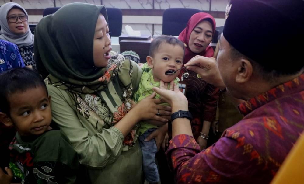 Pj-Bupati-Jepara-Edy-Supriyanta-saat-menyuapi-balita.jpg