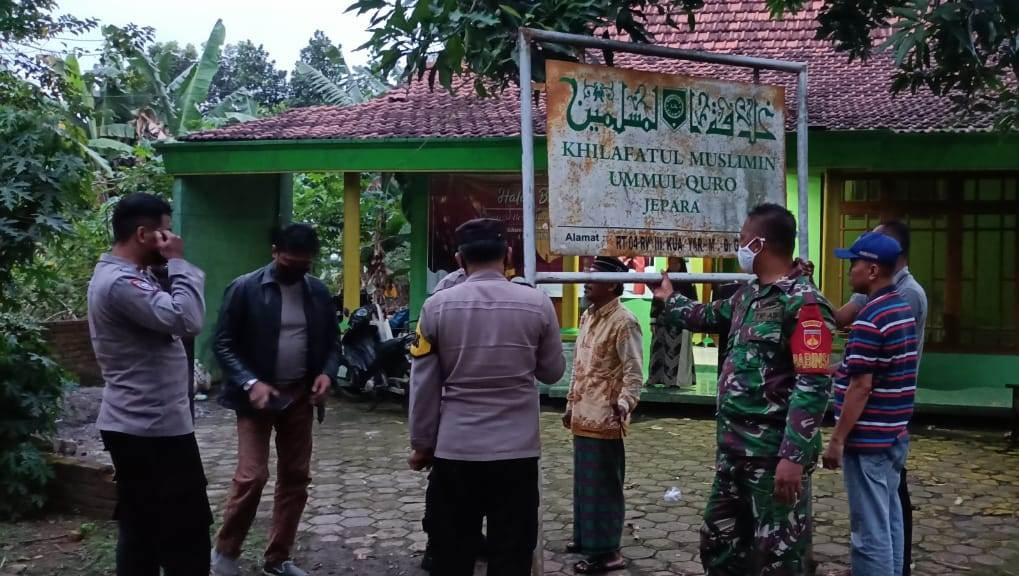 Plang-papan-nama-Khilafatul-Muslimin-Jepara-345.jpg
