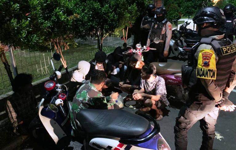 Tim Sparta Polresta Solo Amankan 7 Pemuda Pesta Miras, Ada yang Simpan Pil Koplo di Celana Dalam