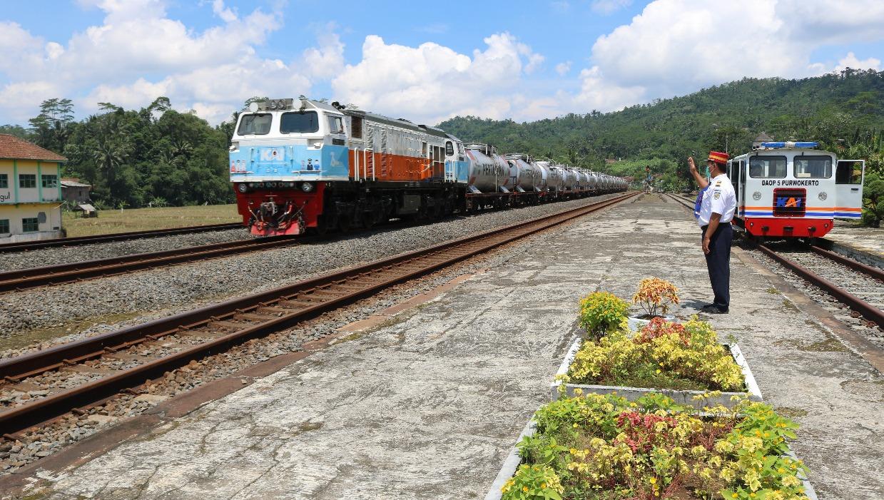 Rangkaian-gerbong-kereta-api-melintas-di-Stasiun-Kereta-Api-Purwokerto.jpg