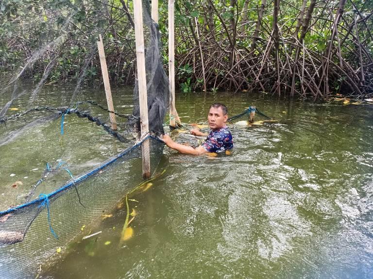 Sungai Mantri Penuh Jaring Ikan, Polairud Demak Gandeng Warga Buat Aliran Air Lebih Lancar