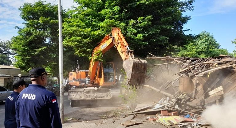 Satpol PP Kota Semarang Bongkar 16 Lapak PKL di Jalan Simongan, Pedagang Dapat Tali Asih Rp 10 Juta
